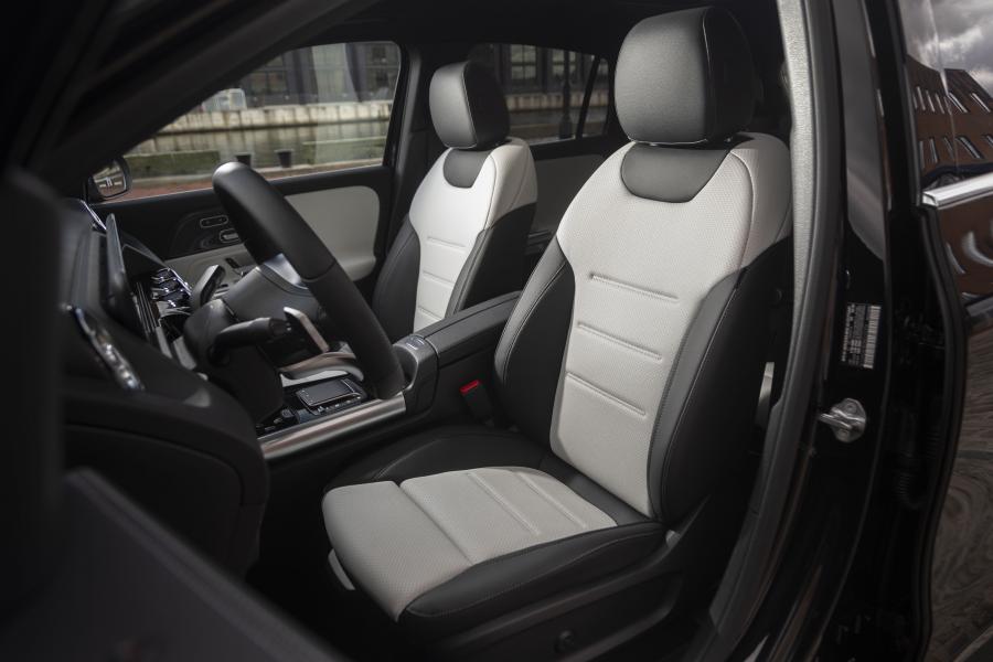 Интерьер Mercedes-Benz GLA250 AMG Line (H247) 2020 года  (NA) (фото 59 из 96)